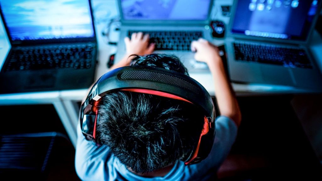 Guide visual showing settings and hardware adjustments on a gaming laptop for the best VR experience
