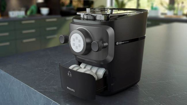 Philips HR2660/03 Pasta Maker preparing fresh homemade pasta